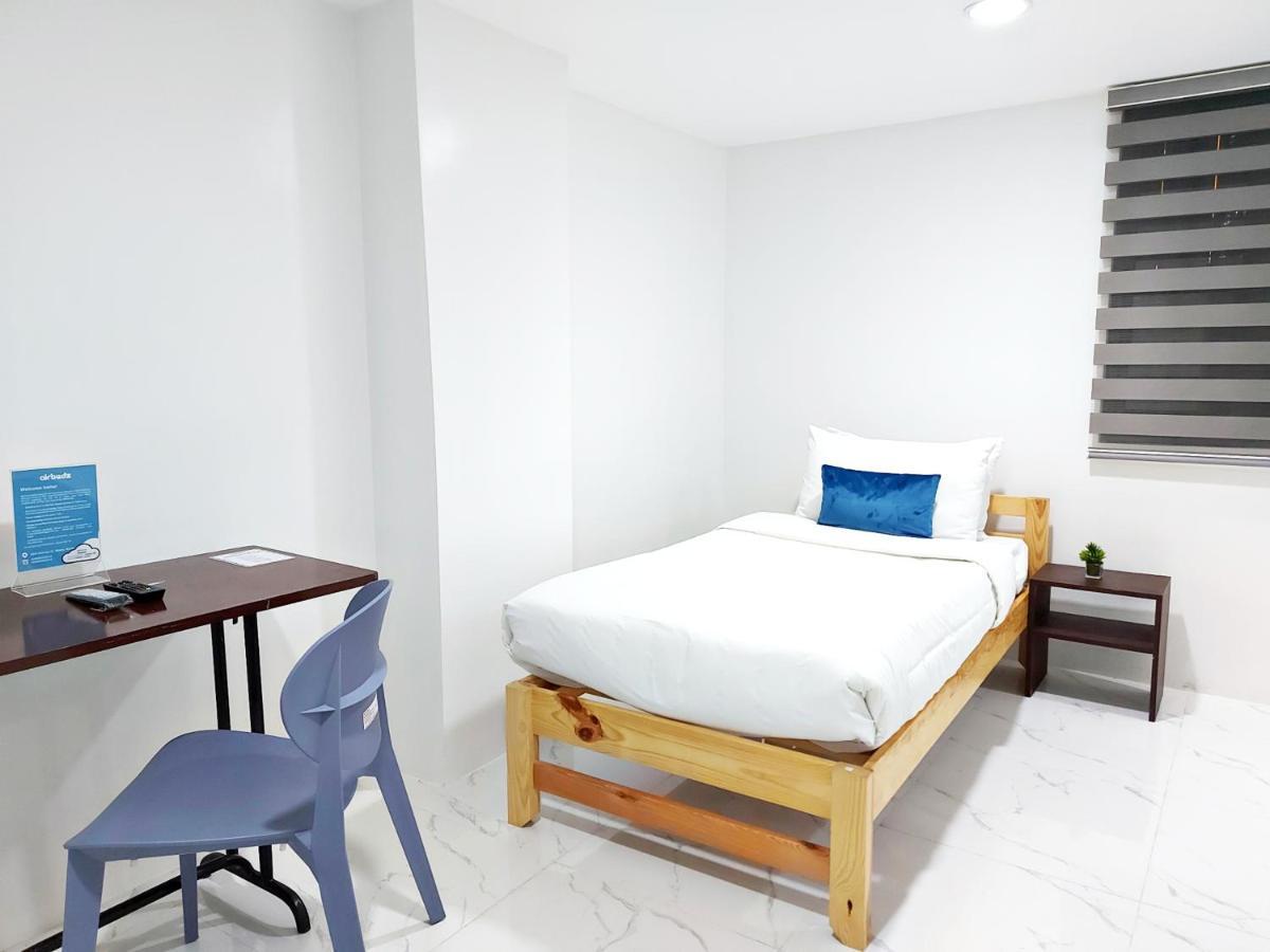 Airobedz Makati - A Value Hotel Manila Exterior photo