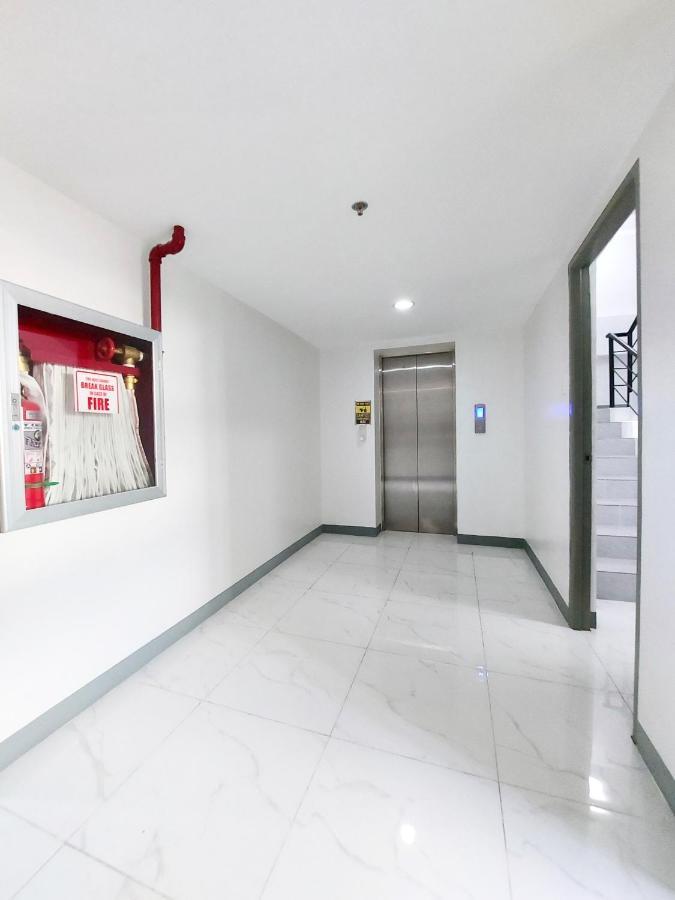Airobedz Makati - A Value Hotel Manila Exterior photo